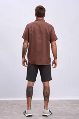 Bermuda de gabardina color marrón, corte recto y largo a la rodilla.