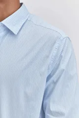 Camisa de corte regular, color celeste con rayas verticales blancas muy finas, cuello clásico y mangas largas con puños abotonados.