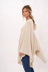 Ruana color crema tejida de punto en algodón.