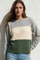 Sweater de punto con diseño tricolor en bloques horizontales de colores gris, beige y verde. Presenta cuello redondo, mangas largas y un corte holgado tipo oversize.