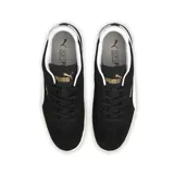 Championes Puma Club de estilo urbano, confeccionados en gamuza negra con la icónica franja lateral en cuero blanco y suela de goma texturizada en tono crema.