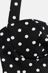 Top estilo corset con cuello halter y escote corazón, confeccionado en tela negra con estampado de lunares blancos. Presenta detalle de frunces en el delantero y cierre lateral oculto.