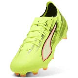 Championes de fútbol Puma Ultra 6 Match FG/AG, color amarillo flúor con detalles en negro y naranja. Presentan el logo Puma en el lateral y suela con tapones moldeados para césped natural y artificial.