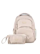 Kit de mochila y cartuchera color beige, marca Terrano. La mochila cuenta con un amplio compartimento principal, un bolsillo frontal grande, bolsillos laterales de red elástica y correas ajustables y acolchadas con material respirable. La cartuchera tiene una estructura acolchada, un compartimento principal con cierre reforzado y un bolsillo adicional.