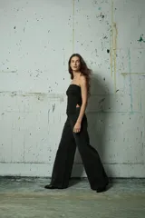 Jean de corte wide leg en color azul oscuro, con costuras verticales decorativas en el frente y diseño de tiro medio.
