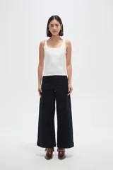Musculosa sin mangas de poliamida, con ajuste al cuerpo y escote cuadrado.