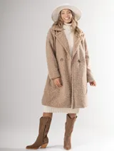 Tapado celeste de paño con doble botonadura, cuello solapa y bolsillos laterales.