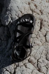 Sandalias planas de cuero color negro con estampado animal print cebra en el empeine. Tiras cruzadas y doble pulsera, con la superior desmontable.