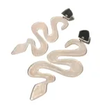 Aros colgantes plateados con forma de serpiente.