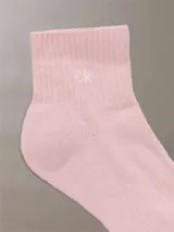 Pack de tres pares de medias cortas Calvin Klein, confeccionadas en mezcla de algodón, con diseño liso y logo de la marca bordado en el tobillo. Incluye colores blanco, beige y rosado.
