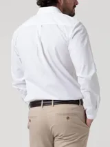Camisa de manga larga de popelina de algodón en color blanco, marca RKF modelo Easysolid. Cuenta con cuello clásico, cierre frontal de botones y un bolsillo en el pecho con el logo bordado al tono.