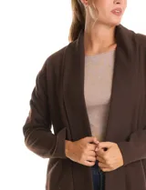 Cardigan abierto de textura suave, con mangas largas de hombros caídos y bolsillos laterales discretos.