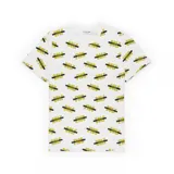 Remera Lacoste blanca de manga corta y cuello redondo, con estampado all-over de la marca en colores negro y amarillo.