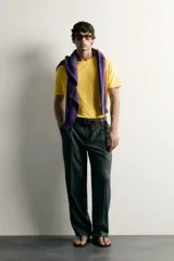 Camiseta regular fit color amarillo, con efecto lavado, cuello redondo y manga corta.