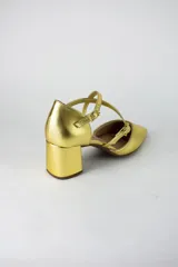 Sandalia de tacón cuadrado color blanco, con diseño de punta fina cerrada y tiras cruzadas ajustables con hebillas metálicas doradas.
