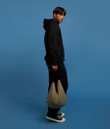 Pantalón de corte recto confeccionado en tejido de algodón, con cintura elástica ajustable mediante lazo y bolsillos laterales.