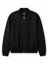 Campera bomber negra con cierre frontal metálico, cuello, puños y dobladillo en rib elástico acanalado, con sutil bordado en el pecho.