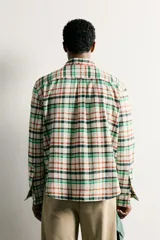 Camisa relaxed fit de manga larga con cuello abotonado y cierre frontal de botones, confeccionada en tejido de algodón y viscosa con estampado a cuadros en tonos blanco, verde, rojo oscuro y azul marino.