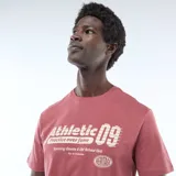 Remera roja de manga corta y cuello redondo, con estampa frontal inspirada en estilo deportivo universitario con la leyenda "Athletic 09".