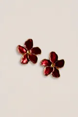Aros con diseño de flor de cinco pétalos en color rojo esmaltado con bordes y centro en tono dorado.