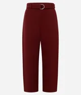 Pantalón barrel de algodón con felpa y corte estructurado, color bordó, con cintura elástica y cinto aplicado con hebilla metálica.