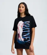 Remera de algodón color negro con estampado frontal de Britney Spears y tipografía holográfica. Presenta cuello redondo y mangas cortas con un corte regular.