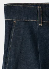 Bermudas de denim de tiro medio y corte recto, con pinzas frontales, trabillas para cinturón y bolsillos laterales.