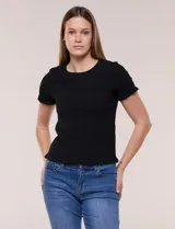Blusa de calce al cuerpo con textura elastizada fruncida y diseño de rombos, cuello redondo de terminación ondulada, mangas cortas y ruedo con acabado ondulado.