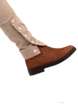 Pantalón de montar negro tableado, de corte ajustado y tiro alto, con detalles de botones en el tobillo.