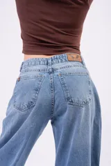 Jean baggy de tiro medio en color azul vintage desgastado, con silueta holgada tipo balloon y diseño relajado.