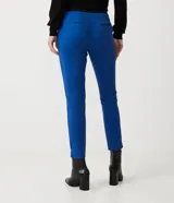 Pantalón de vestir rojo con corte cigarette, bolsillos delanteros y aberturas laterales en el ruedo.