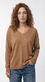 Sweater de tejido de punto fino color tostado, con cuello en V, mangas largas con puños acanalados y diseño de calce relajado.