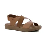 Sandalia de cuero marrón para mujer, con tiras cruzadas y elásticas, suela plana sintética y tira trasera con ajuste elástico.