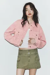 Cazadora de denim en color rosado, con cuello solapa, manga larga y cierre frontal con botones metálicos. Presenta bolsillos con solapa y botón en el pecho, además de trabillas en la cintura.