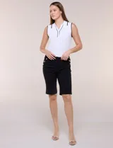 Bermuda elastizada de tiro alto estilo marinero, de silueta ajustada y entallada. Presenta pretina ancha, doble hilera lateral de botones metálicos plateados y largo por encima de la rodilla con ruedo recto.