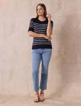 Buzo de punto fino Cable & Gauge, color negro con rayas horizontales blancas, manga corta y cuello redondo.