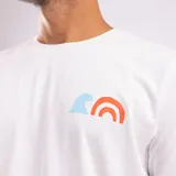 Remera blanca de manga corta con cuello redondo y estampado pequeño en el pecho de una ola y un arcoíris.