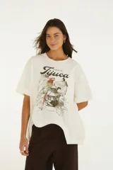 Remera blanca de algodón, de corte oversize y manga corta, con estampa frontal inspirada en la Floresta da Tijuca que incluye ilustraciones de un loro y un mirador.