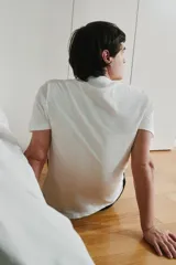 Pack de dos remeras de manga corta en jersey de algodón, una blanca y una gris melange, con cuello redondo y calce clásico.