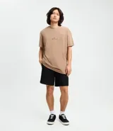 Bermuda masculina de sarga texturizada en color negro, con cintura elástica y ajuste mediante cordón. Presenta un corte regular, bolsillos laterales y un bolsillo trasero aplicado.