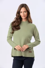 Buzo tejido de lana con cuello alto, diseño de punto grueso, tajos laterales y en puños. Presenta terminaciones acanaladas en puños y cintura, con un parche decorativo en la parte inferior.