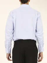 Camisa de vestir blanca, de corte clásico, con cuello italiano y mangas largas.