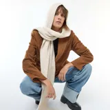 Bufanda de punto acanalado color beige con capucha integrada, diseñada para cubrir la cabeza y el cuello.