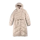 Campera puffer larga de diseño acolchado con cuello alto y capucha integrada. Presenta cierre frontal en diagonal, bolsillos laterales con botones y cinturón ajustable a la cintura. Cuenta con puños elastizados para mayor protección contra el frío.