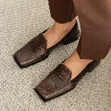 Mocasines de cuero vacuno color marrón con diseño reptil, punta cuadrada y taco de madera foliado de 2,5 cm.