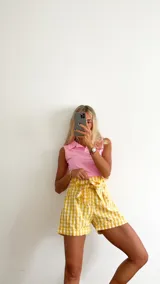 Short amarillo a cuadros blancos con cintura alta y lazo.