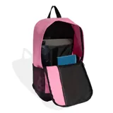 Mochila Adidas de diseño deportivo en color rosado con detalles en negro. Presenta el logo de la marca estampado verticalmente en blanco, compartimento principal con cierre, bolsillo frontal y laterales de malla.