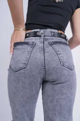 Pantalón mom de jean gris con efecto lavado.