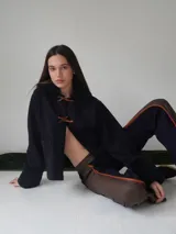 Campera corta azul marino con cuello y puños de piel sintética, cierre con presillas de madera y bolsillos laterales.