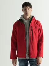 Campera negra con capucha y cierre frontal, de corte clásico y bolsillos laterales con cierre.